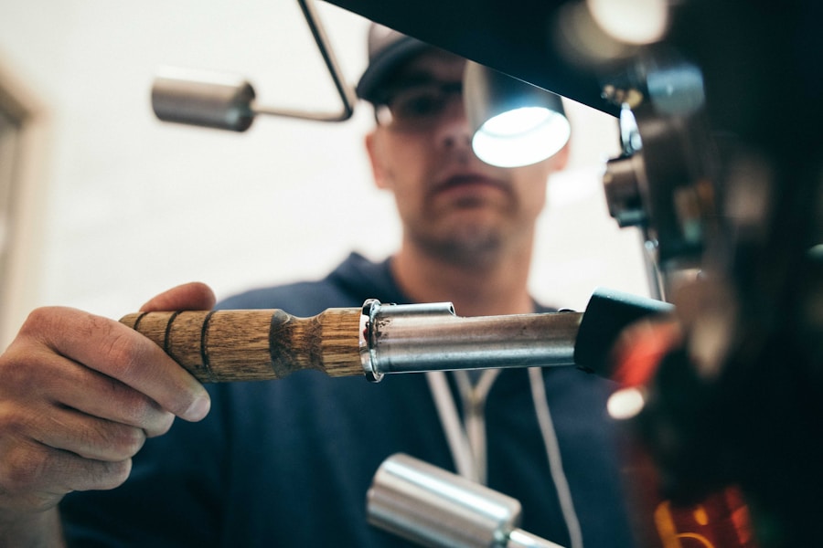 Materiales naturales en interiorismo 2026 — travertino, madera y barro